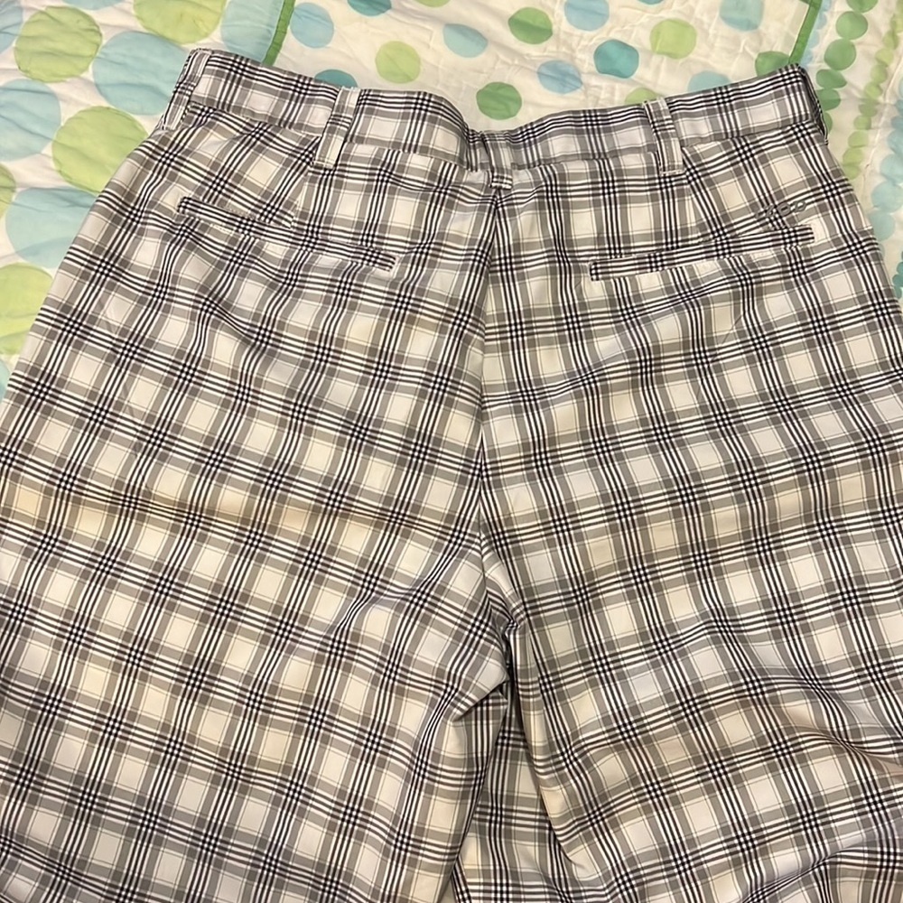 Izod Preform X Golf shorts. Size 32 - Picture 2 of 3